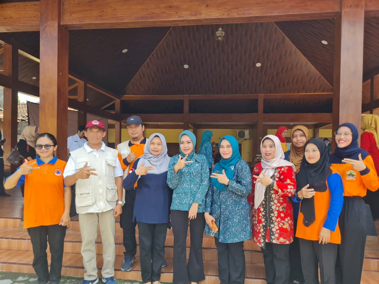 Ketua TP PKK Kabupaten Klaten Tinjau dan Salurkan Bantuan Untuk Korban Banjir di Kecamatan Cawas