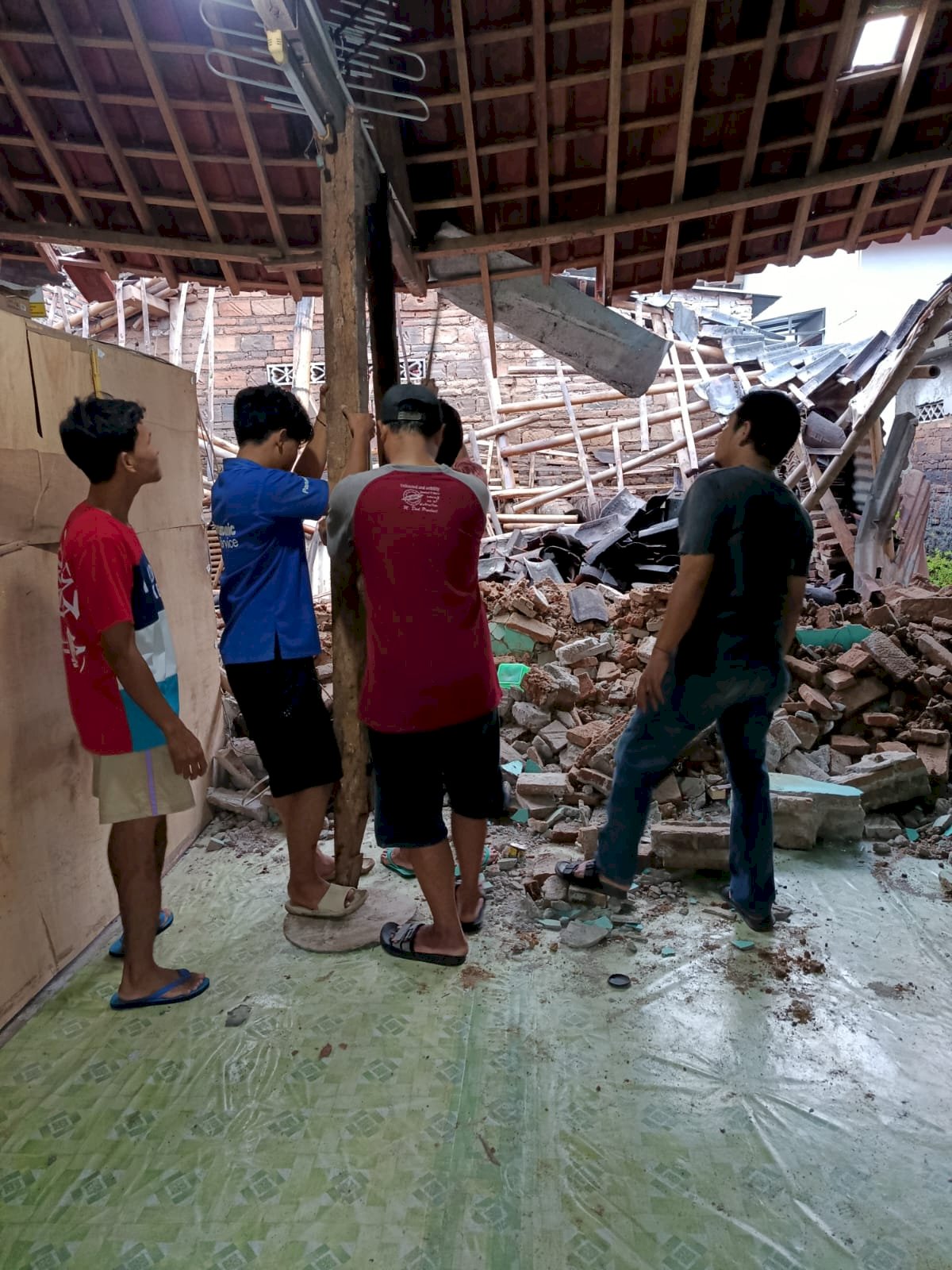 Tembok dan Atap Rumah Roboh di Desa Ngawonggo, Kecamatan Ceper