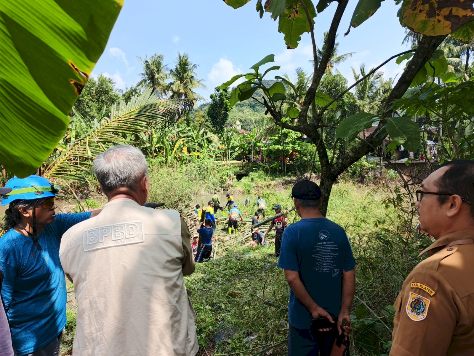 Kalaksa BPBD Monitoring Langsung Kegiatan Gotong Royong Pembersihan Rumpun Bambu Roboh ke Sungai di Desa Paseban, Bayat