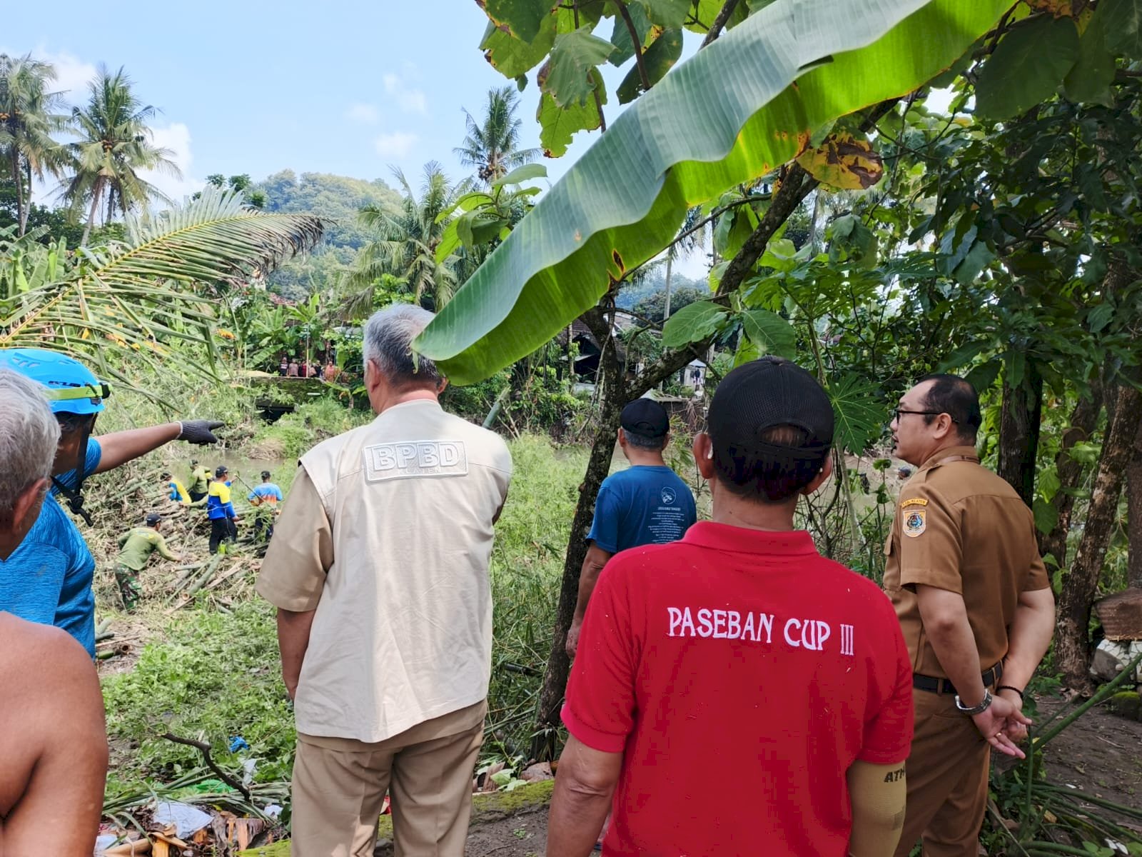Kalaksa BPBD Monitoring Langsung Kegiatan Gotong Royong Pembersihan Rumpun Bambu Roboh ke Sungai di Desa Paseban, Bayat