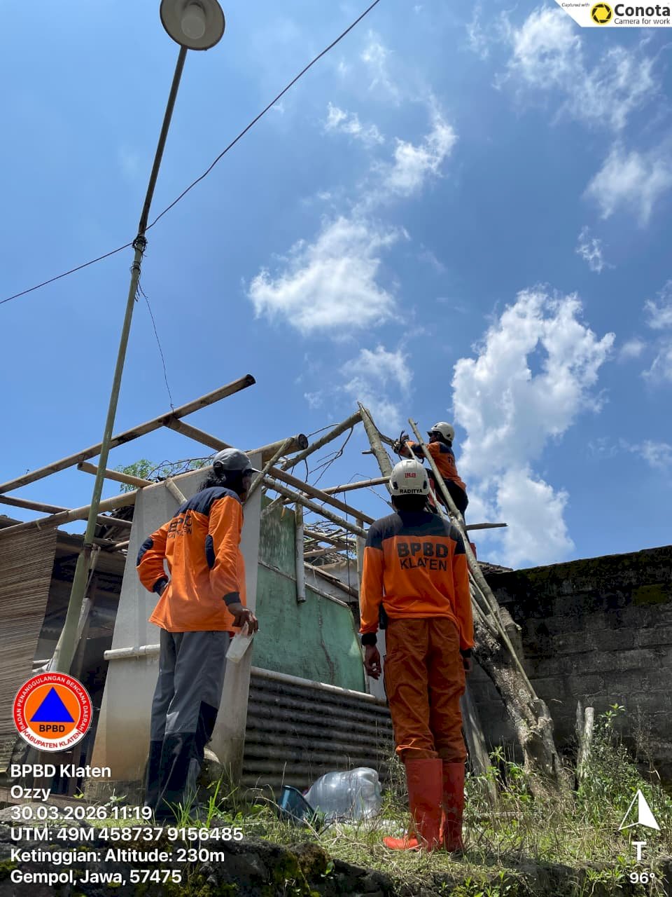 Eksekusi Pohon Tumbang Dampak Angin Kencang di Kecamatan Karanganom dan Jatinom