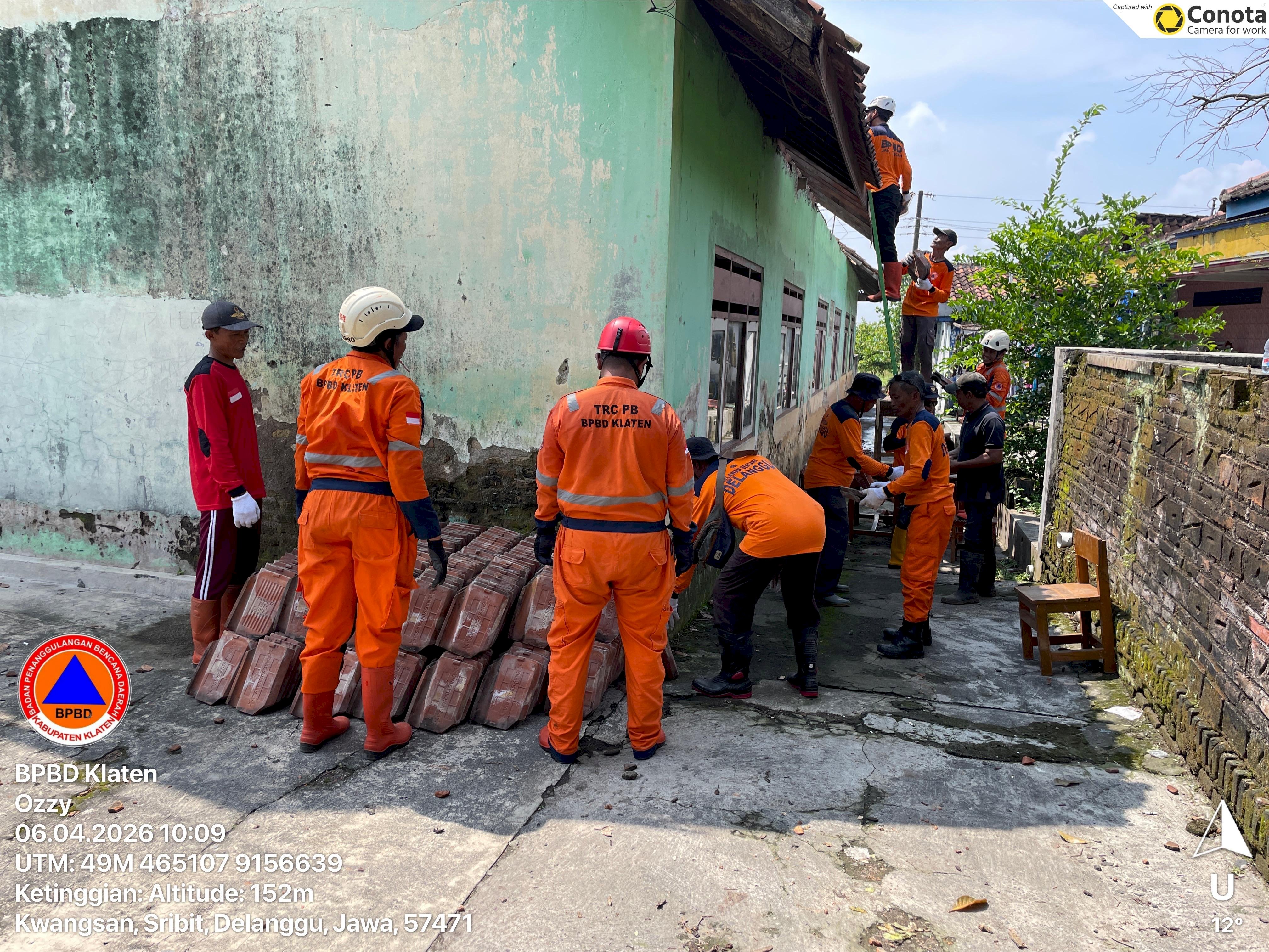 Gotong Royong Pembersihan Atap Roboh SD Negeri 2 Sribit, Kecamatan Delanggu
