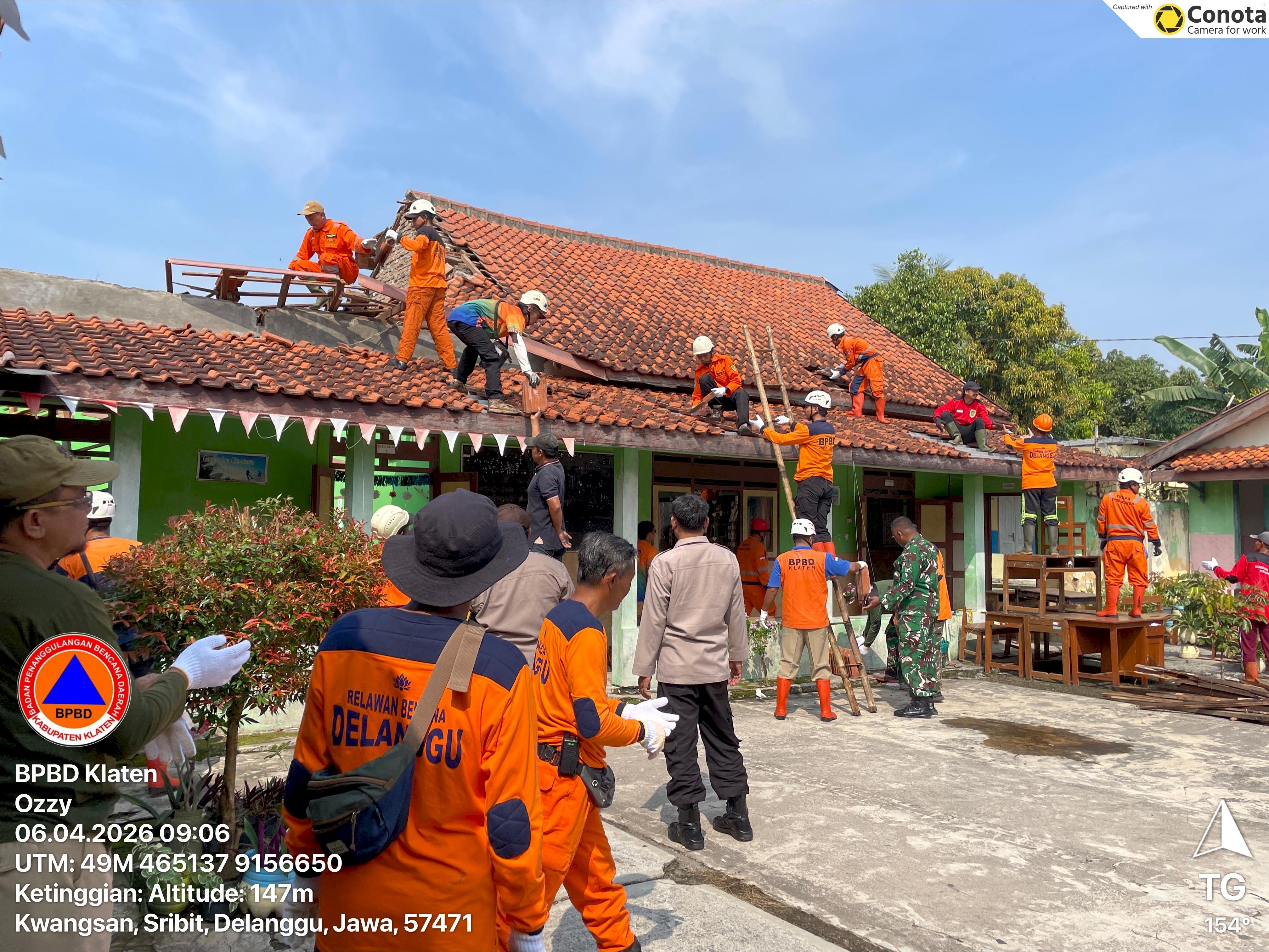 Gotong Royong Pembersihan Atap Roboh SD Negeri 2 Sribit, Kecamatan Delanggu