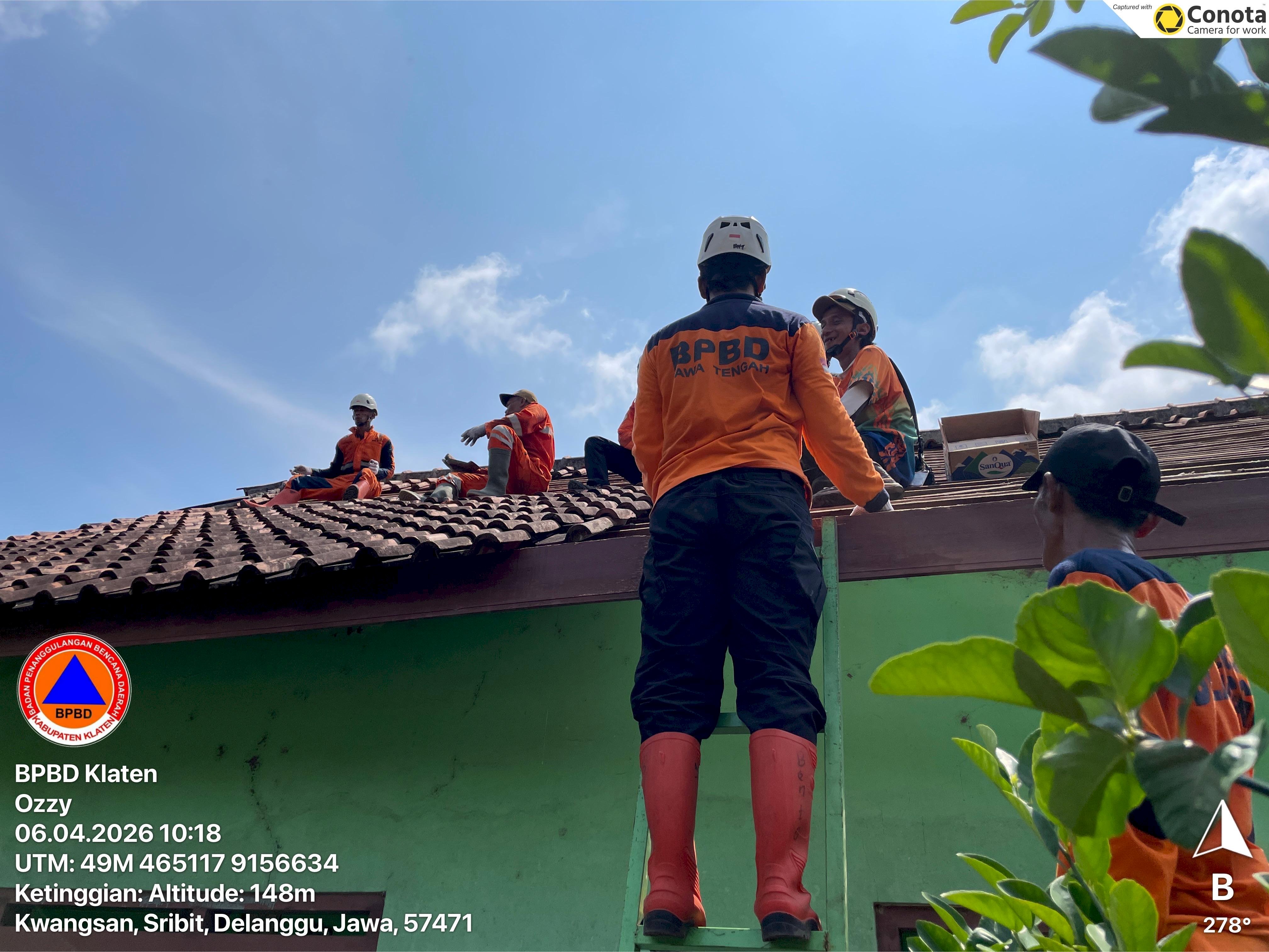 Gotong Royong Pembersihan Atap Roboh SD Negeri 2 Sribit, Kecamatan Delanggu