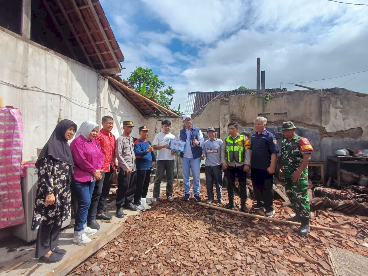 Bupati Klaten Tinjau Atap Rumah Roboh dan Memberikan Bantuan di Desa Nglinggi, Kecamatan Klaten Selatan