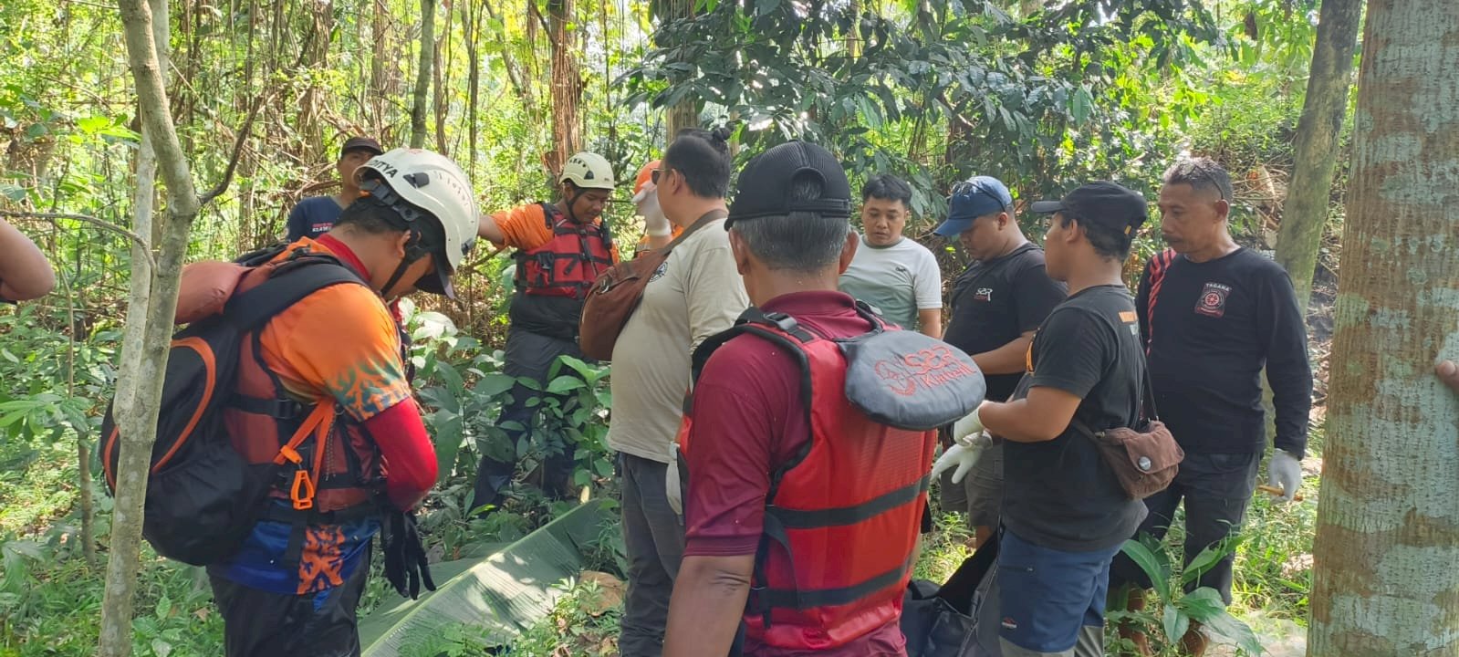Evakuasi Korban Laka Air di Sungai Kalikuning, Desa Jomboran, Klaten Tengah