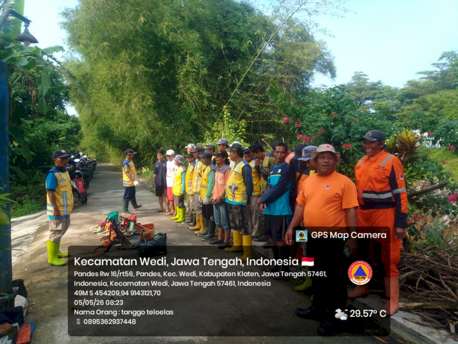 Pembersihan Rumpun Bambu Roboh ke Sungai Ujung di Desa Pandes, Kecamatan Wedi