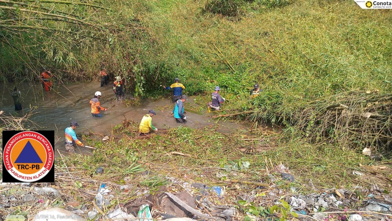 Pembersihan Rumpun Bambu Roboh ke Sungai Ujung di Desa Pandes, Kecamatan Wedi