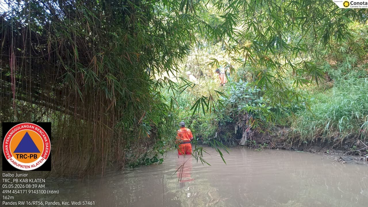Pembersihan Rumpun Bambu Roboh ke Sungai Ujung di Desa Pandes, Kecamatan Wedi