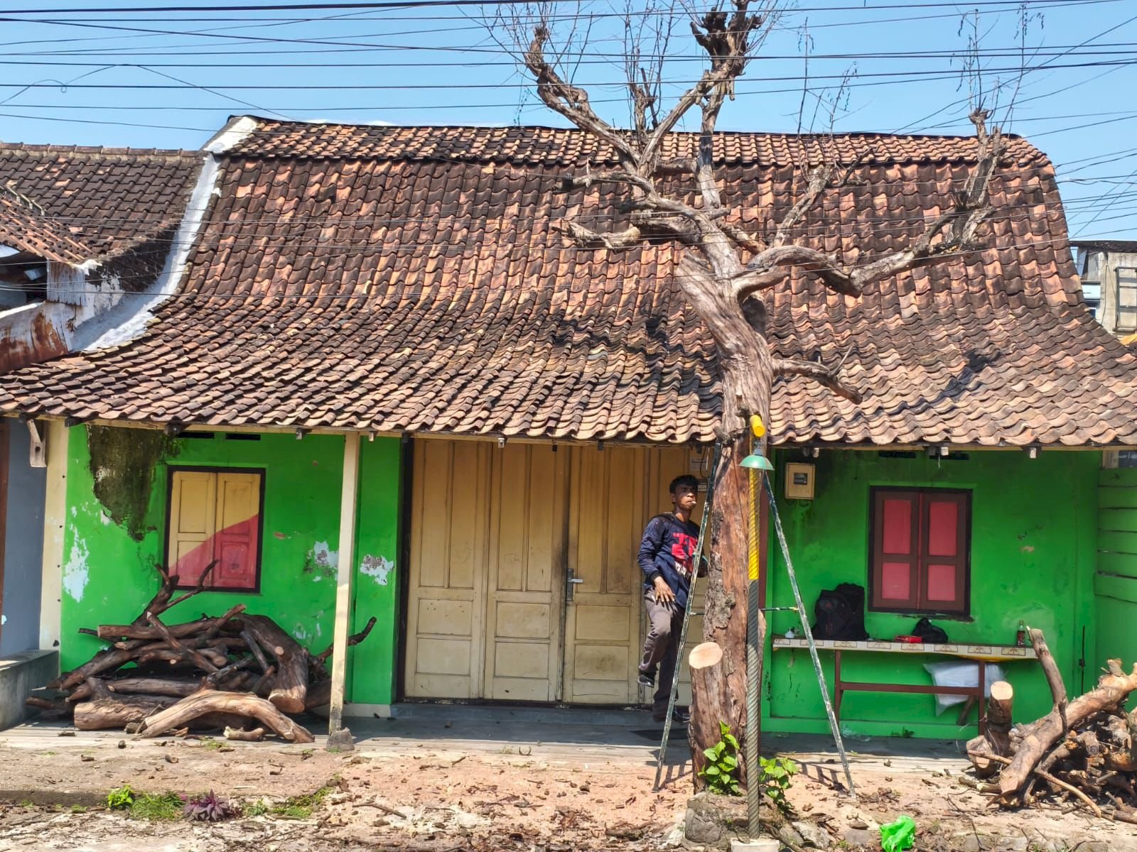 Kegiatan Pengurangan Risiko Bencana : Pemangkasan Pohon Kering di Desa Ketandan, Klaten Utara