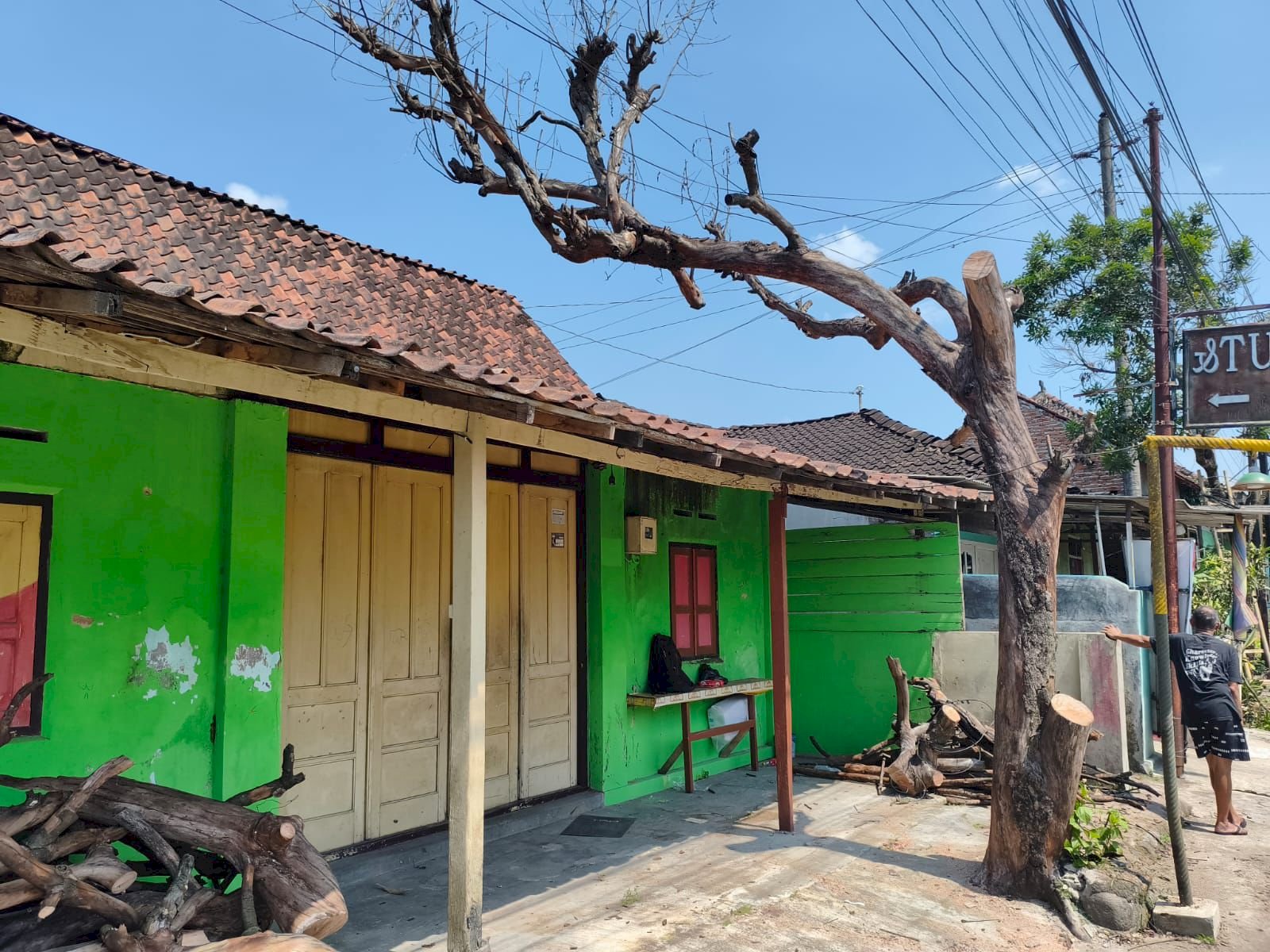 Kegiatan Pengurangan Risiko Bencana : Pemangkasan Pohon Kering di Desa Ketandan, Klaten Utara
