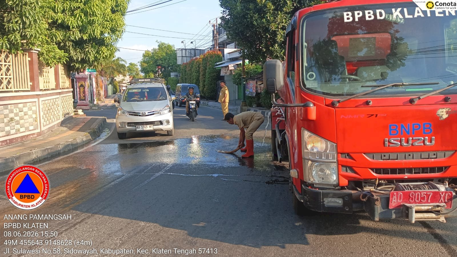 Pembersihan Tumpahan Solar di Depan Masjid Ar-Rohmah, Klaten Tengah