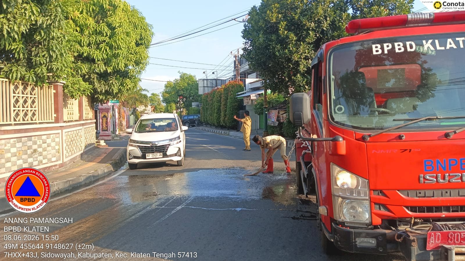 Pembersihan Tumpahan Solar di Depan Masjid Ar-Rohmah, Klaten Tengah