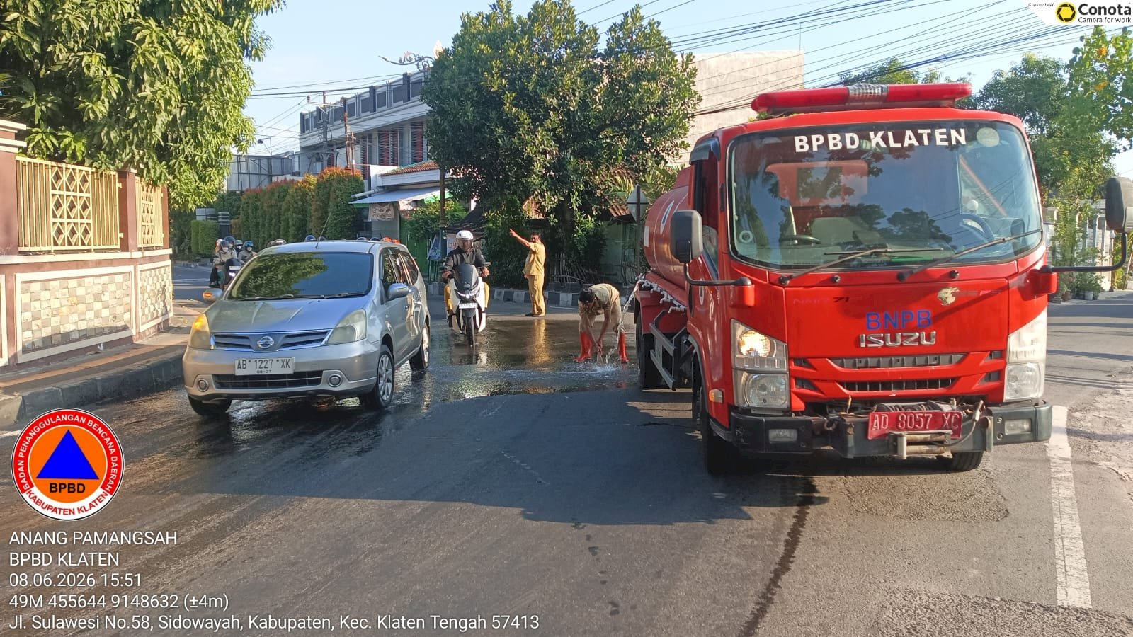 Pembersihan Tumpahan Solar di Depan Masjid Ar-Rohmah, Klaten Tengah