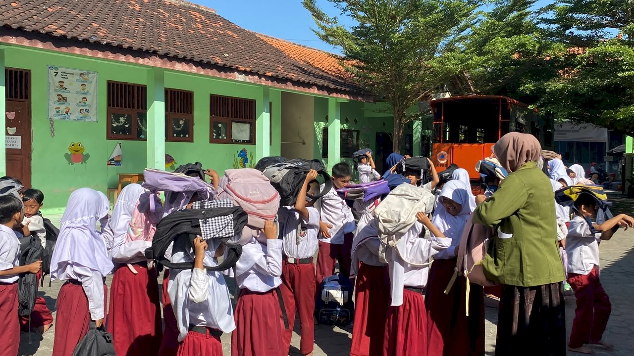 Mitigasi Bencana di Lingkungan Sekolah SLB B YAAT dab SD Negeri Gondangan