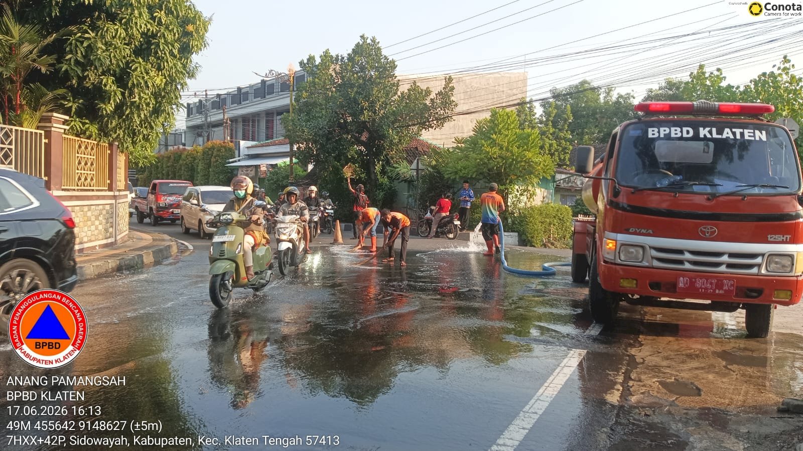 Respon Cepat : BPBD Klaten Bersihkan Tumpahan Solar di Depan Masjid Ar-Rohmah, Sidowayah, Klaten Tengah
