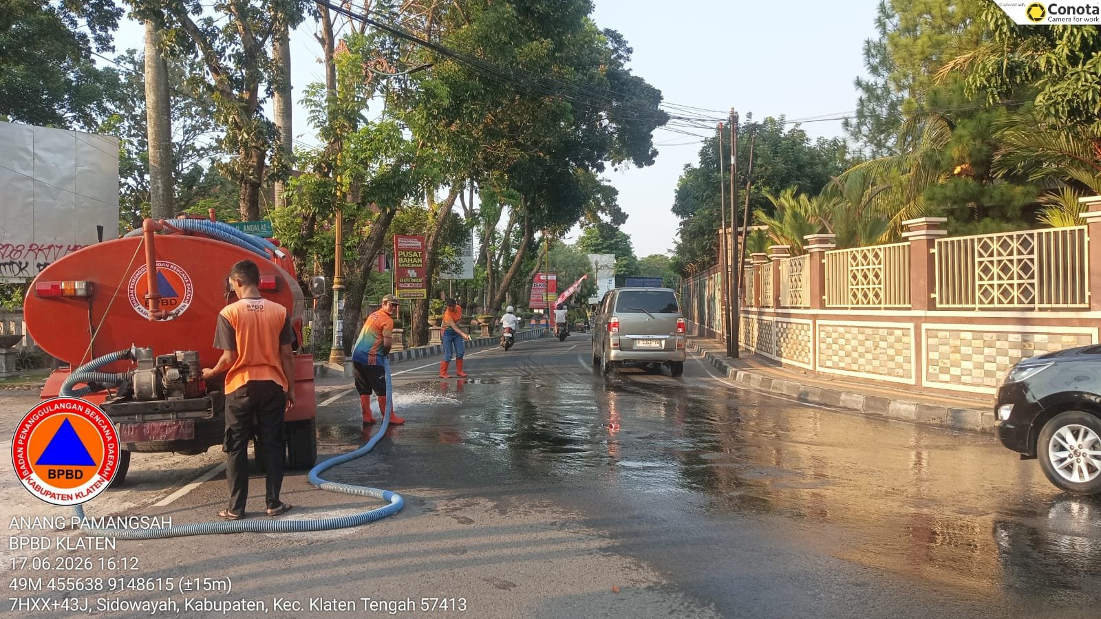 Respon Cepat : BPBD Klaten Bersihkan Tumpahan Solar di Depan Masjid Ar-Rohmah, Sidowayah, Klaten Tengah
