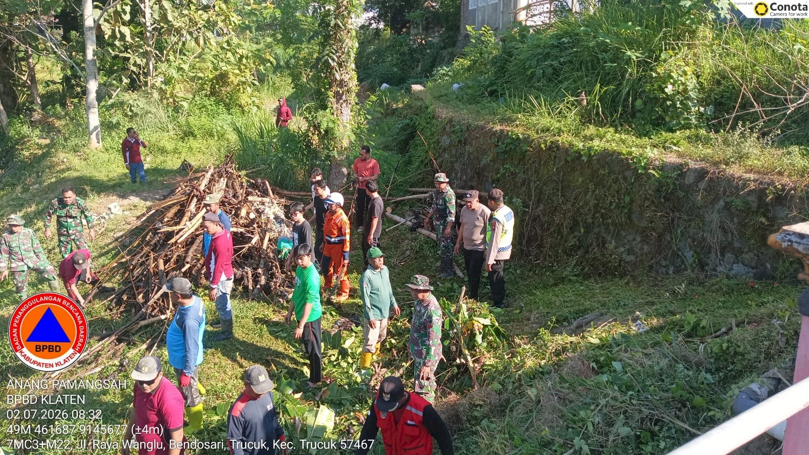 Pembersihan Tumpukan Sampah di Jembatan Desa Trucuk, Kecamatan Trucuk