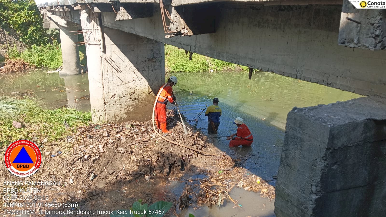 Pembersihan Tumpukan Sampah di Jembatan Desa Trucuk, Kecamatan Trucuk