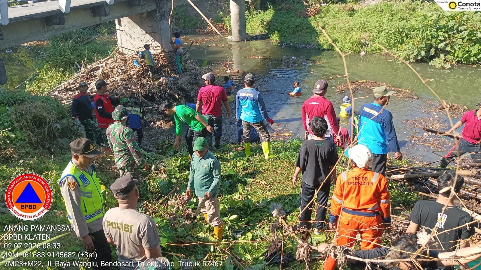 Pembersihan Tumpukan Sampah di Jembatan Desa Trucuk, Kecamatan Trucuk