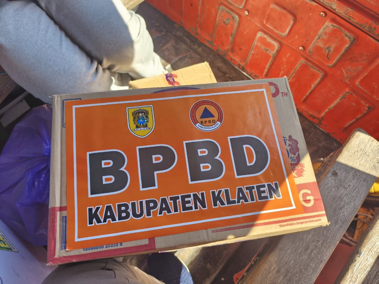Penyerahan Bantuan Logistik Terdampak Kebakaran Rumah di Desa Danguran, Kecamatan Klaten Selatan