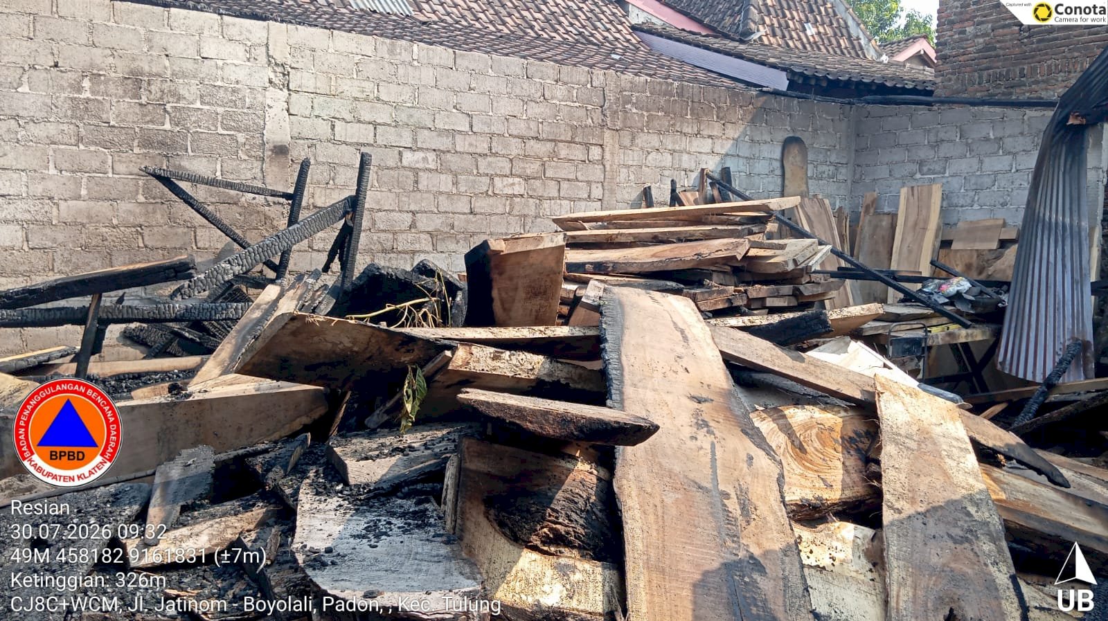 Pembakaran Sampah Tidak Terkontrol Sebabkan Tempat Usaha Penggergajian Kayu Terbakar