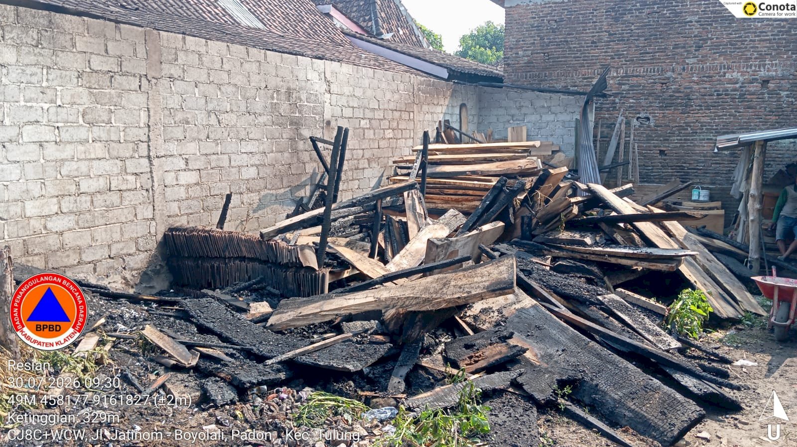 Pembakaran Sampah Tidak Terkontrol Sebabkan Tempat Usaha Penggergajian Kayu Terbakar