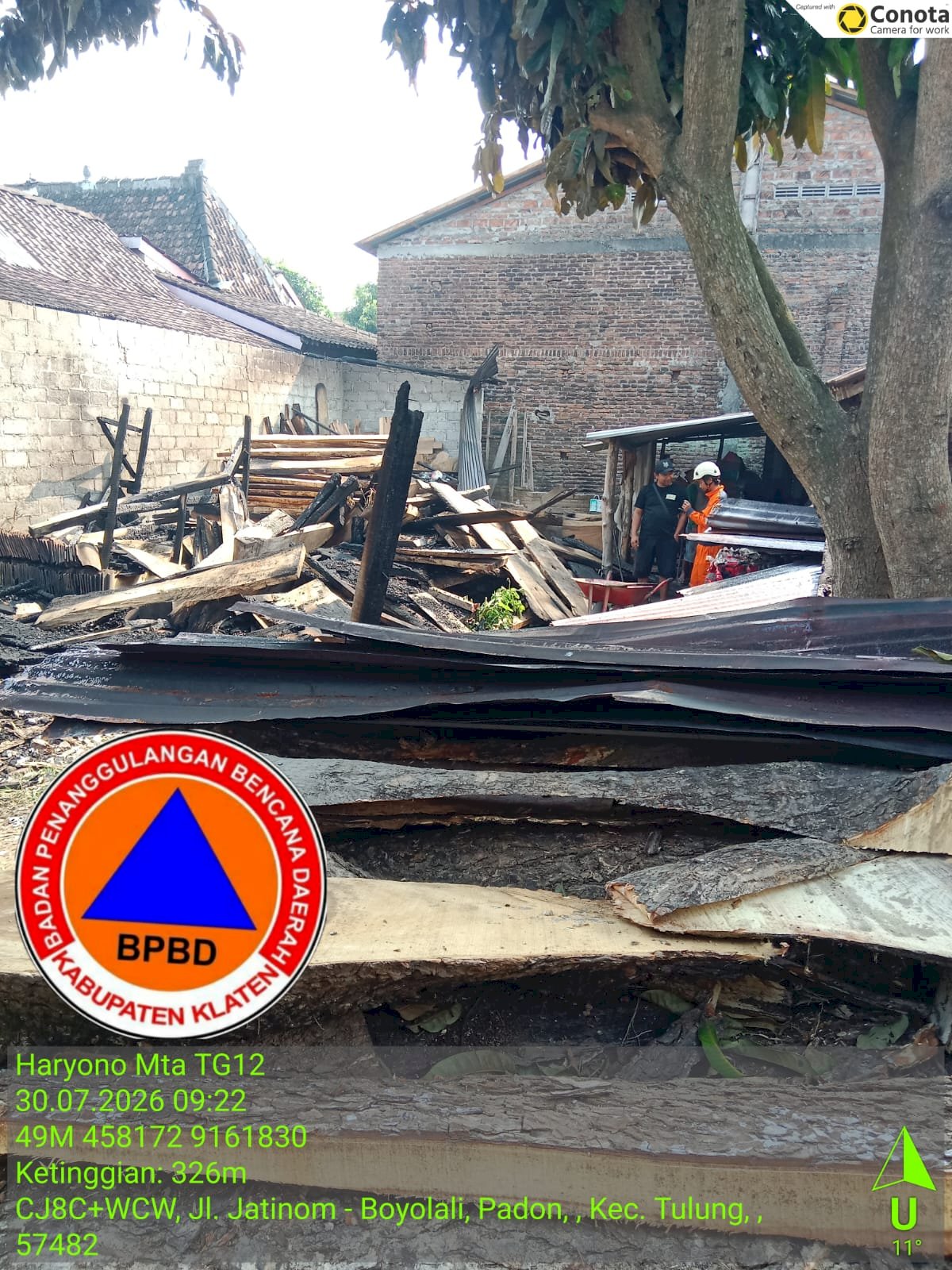 Pembakaran Sampah Tidak Terkontrol Sebabkan Tempat Usaha Penggergajian Kayu Terbakar