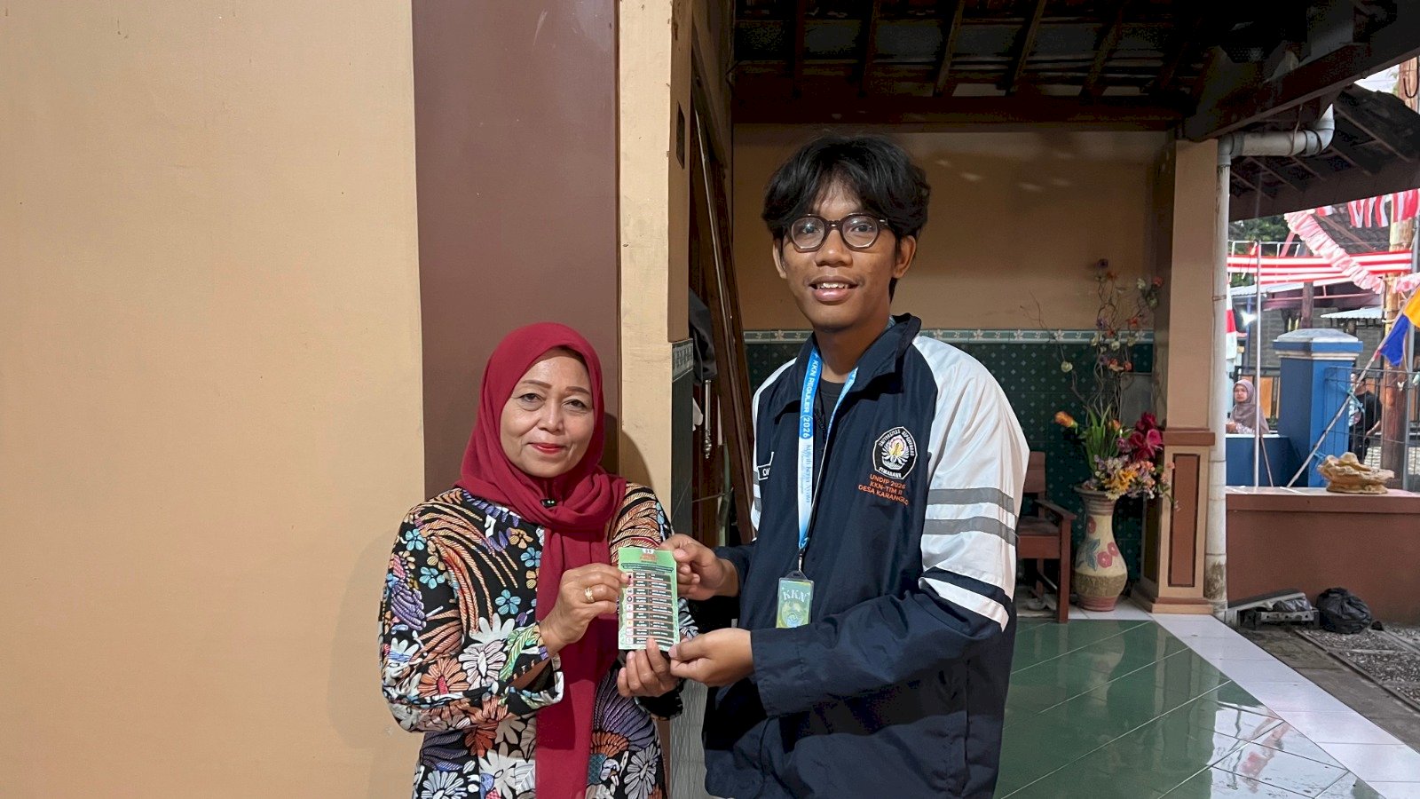 Tingkatkan Kesiapsiagaan Masyarakat, Mahasiswa KKN Reguler Undip Pasang Stiker Nomor Darurat di Desa Karanglo, Kecamatan Polanharjo
