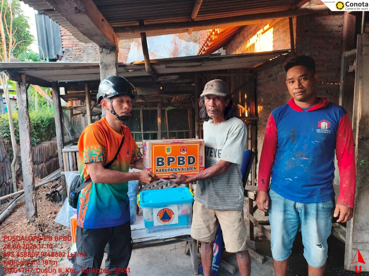 Penyerahan Bantuan Logistik terdampak Kebakaran Rumah di Desa Gemblegan, Kecamatan Kalikotes