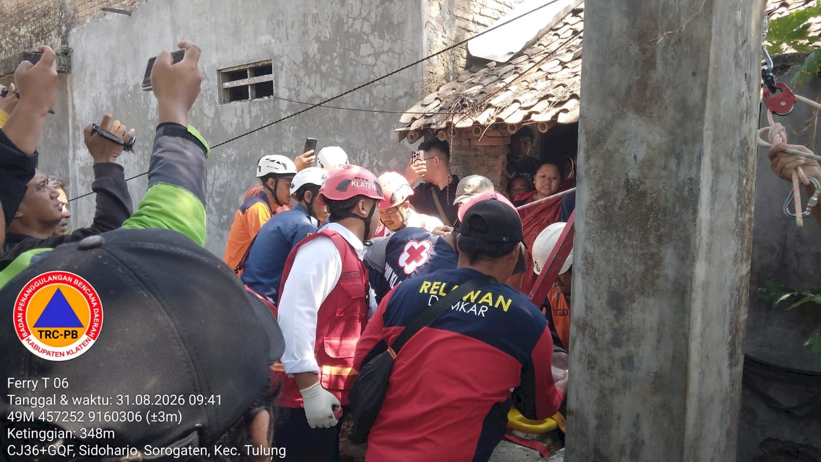 Evakuasi Laka Sumur di Desa Sorogaten, Kecamatan Tulung