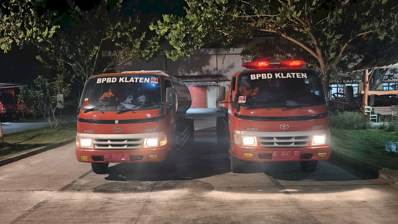 BPBD Kabupaten Klaten Kirim Personil, Truk Tangki Air, dan Peralatan Pendukung Guna BKO Kebakaran TPA Putri Cempo Solo