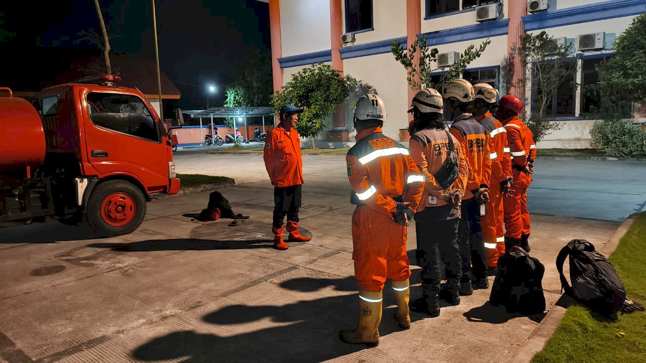 BPBD Kabupaten Klaten Kirim Personil, Truk Tangki Air, dan Peralatan Pendukung Guna BKO Kebakaran TPA Putri Cempo Solo