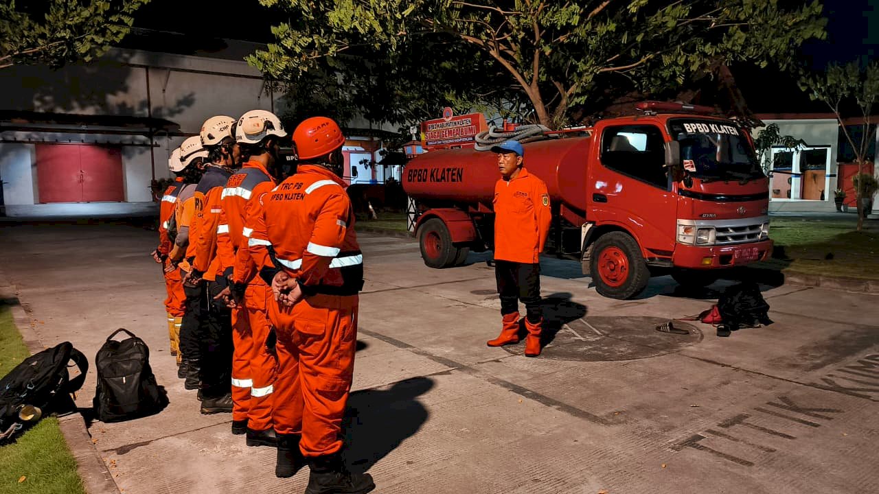 BPBD Kabupaten Klaten Kirim Personil, Truk Tangki Air, dan Peralatan Pendukung Guna BKO Kebakaran TPA Putri Cempo Solo