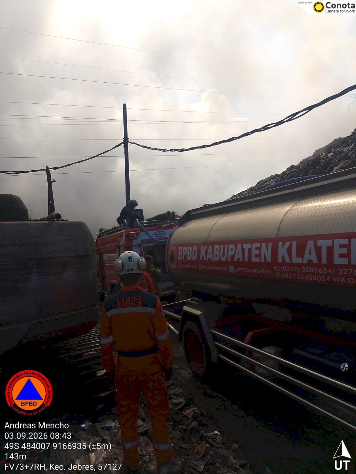 BPBD Kabupaten Klaten Kirim Personil, Truk Tangki Air, dan Peralatan Pendukung Guna BKO Kebakaran TPA Putri Cempo Solo