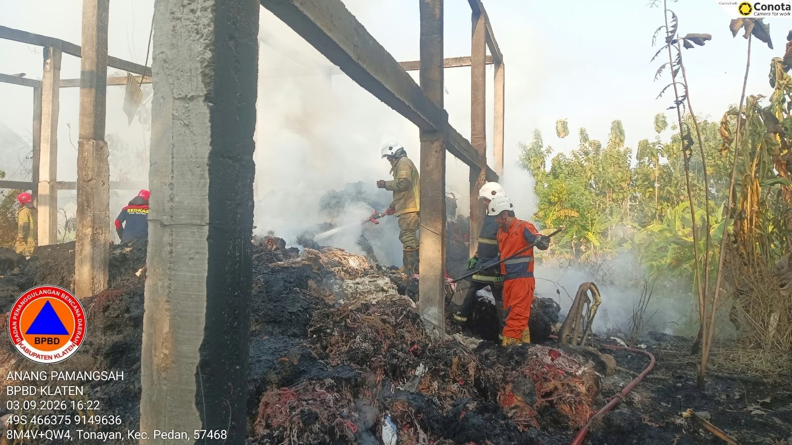 Kebakaran Gudang Limbah Kain Perca di Desa Tambakboyo, Kecamatan Pedan