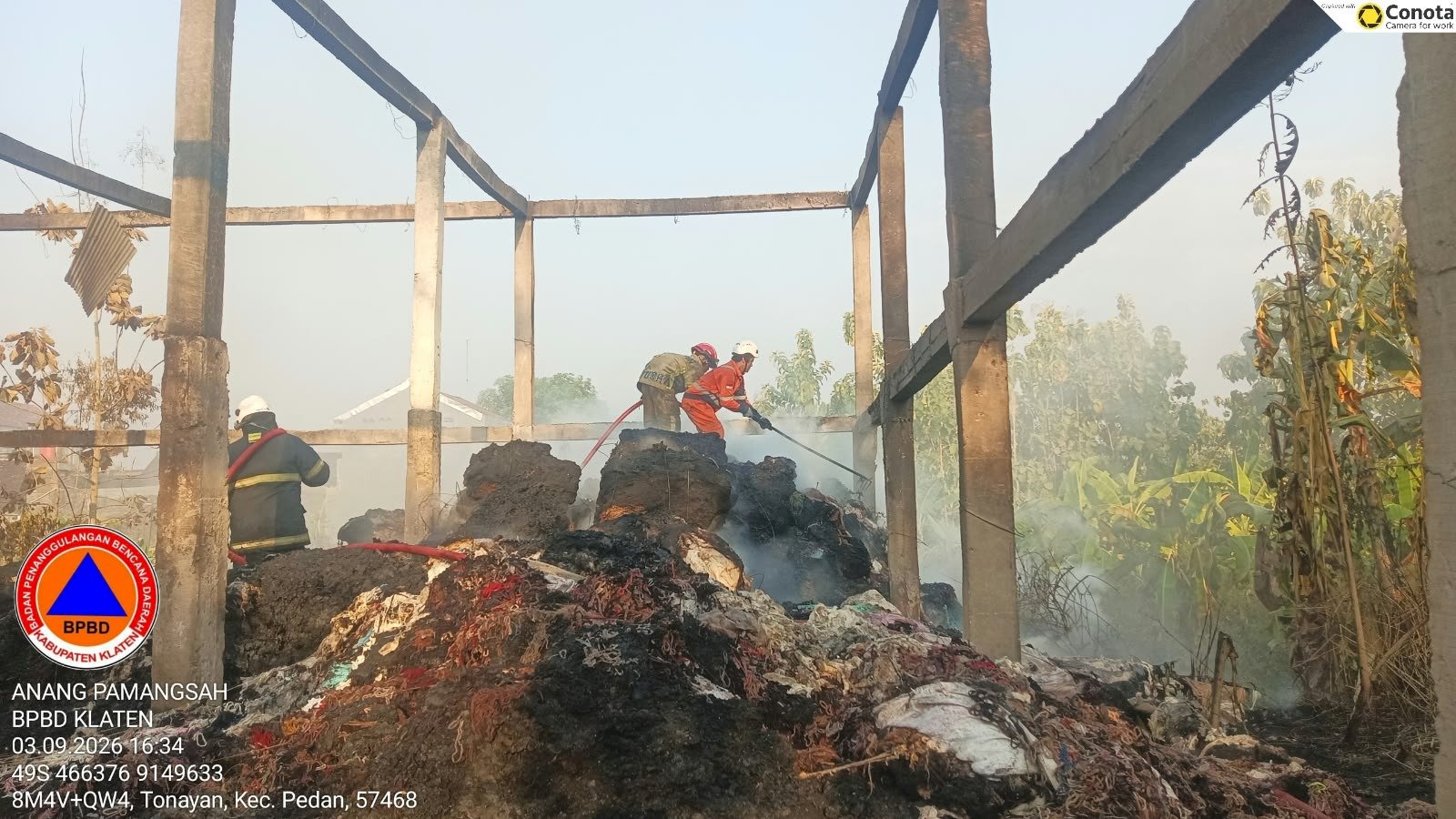 Kebakaran Gudang Limbah Kain Perca di Desa Tambakboyo, Kecamatan Pedan