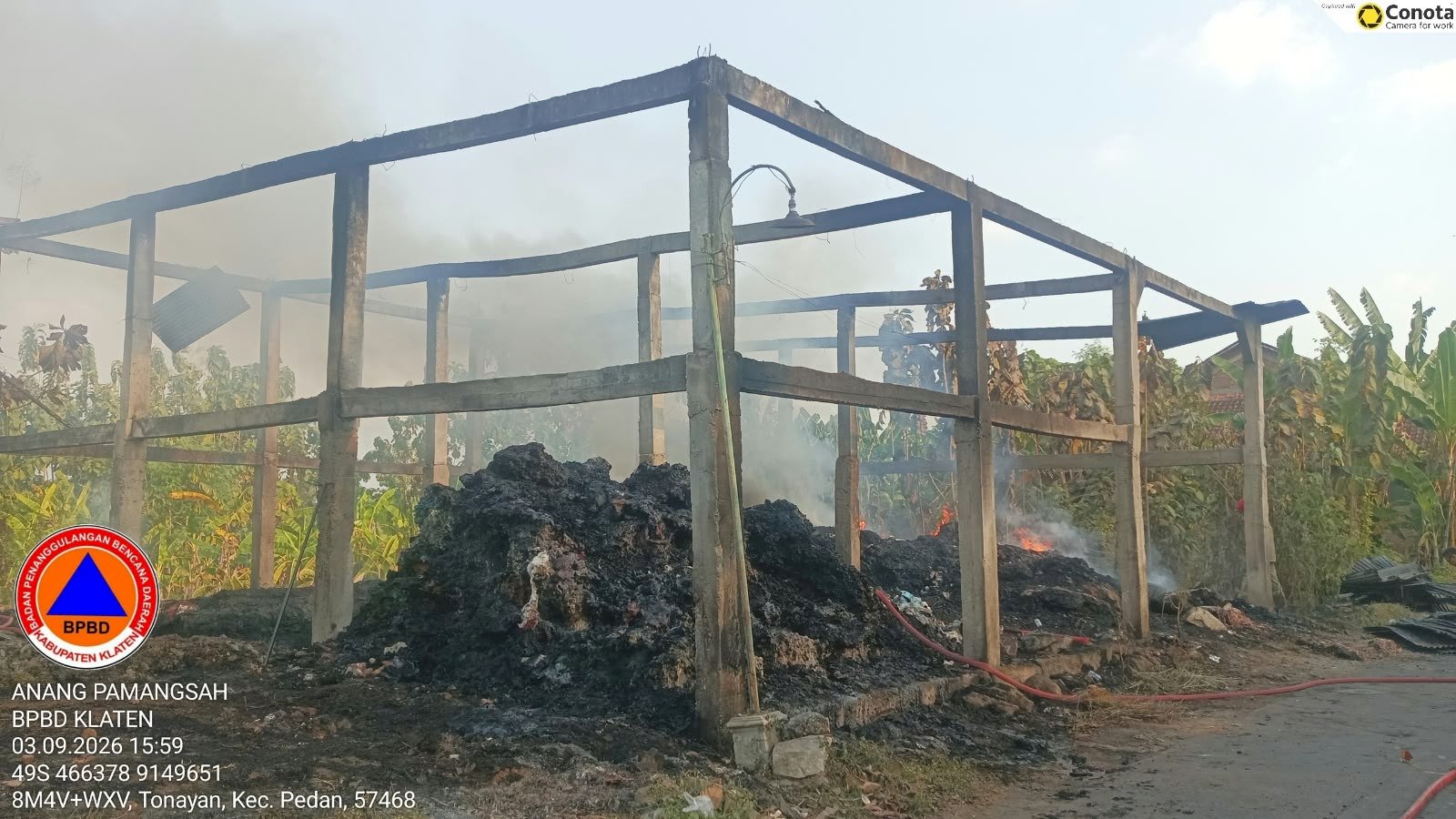 Kebakaran Gudang Limbah Kain Perca di Desa Tambakboyo, Kecamatan Pedan