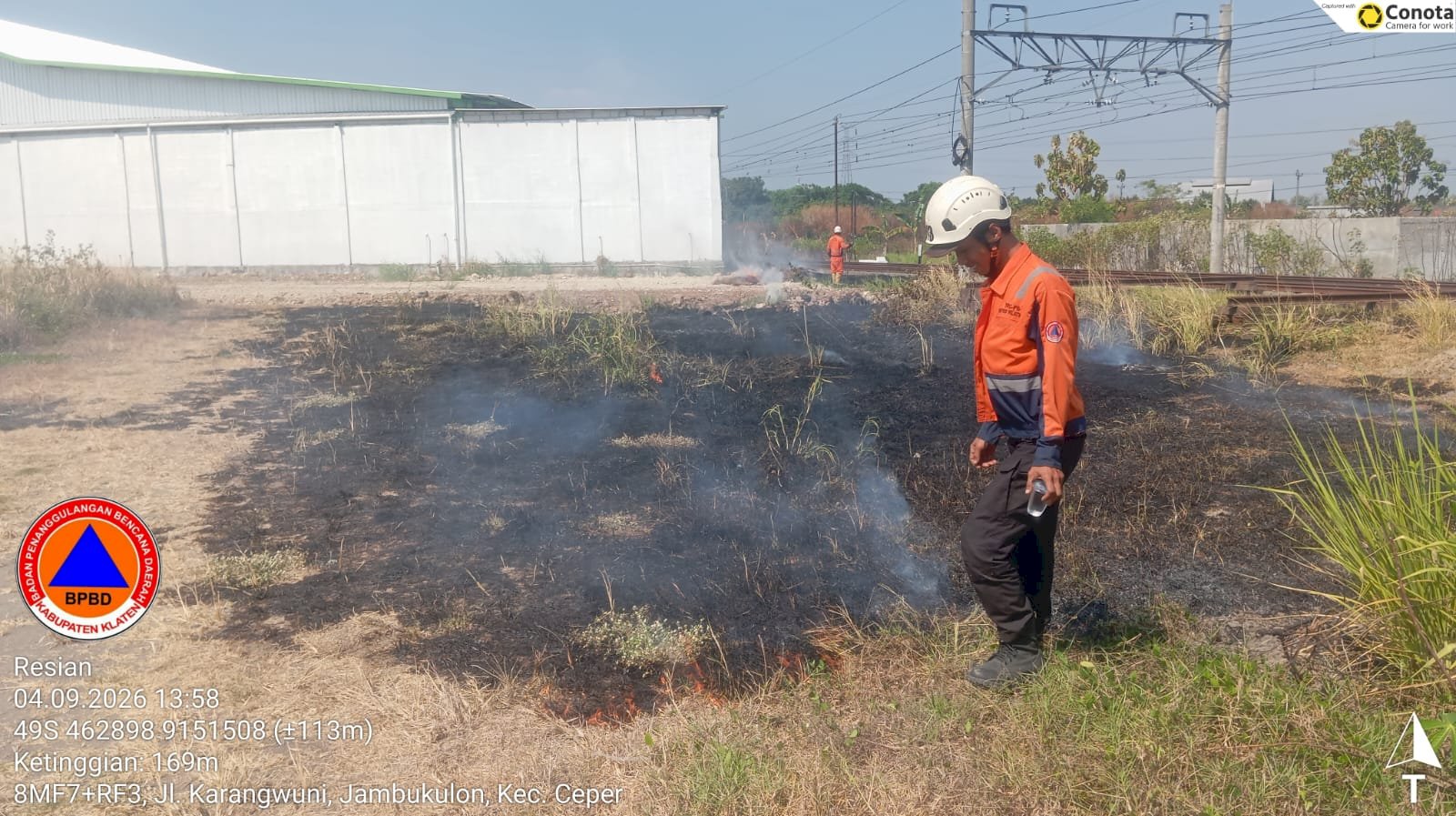 Kebakaran Lahan di Pinggir Rel Kereta Api di Desa Dlimas, Kecamatan Ceper