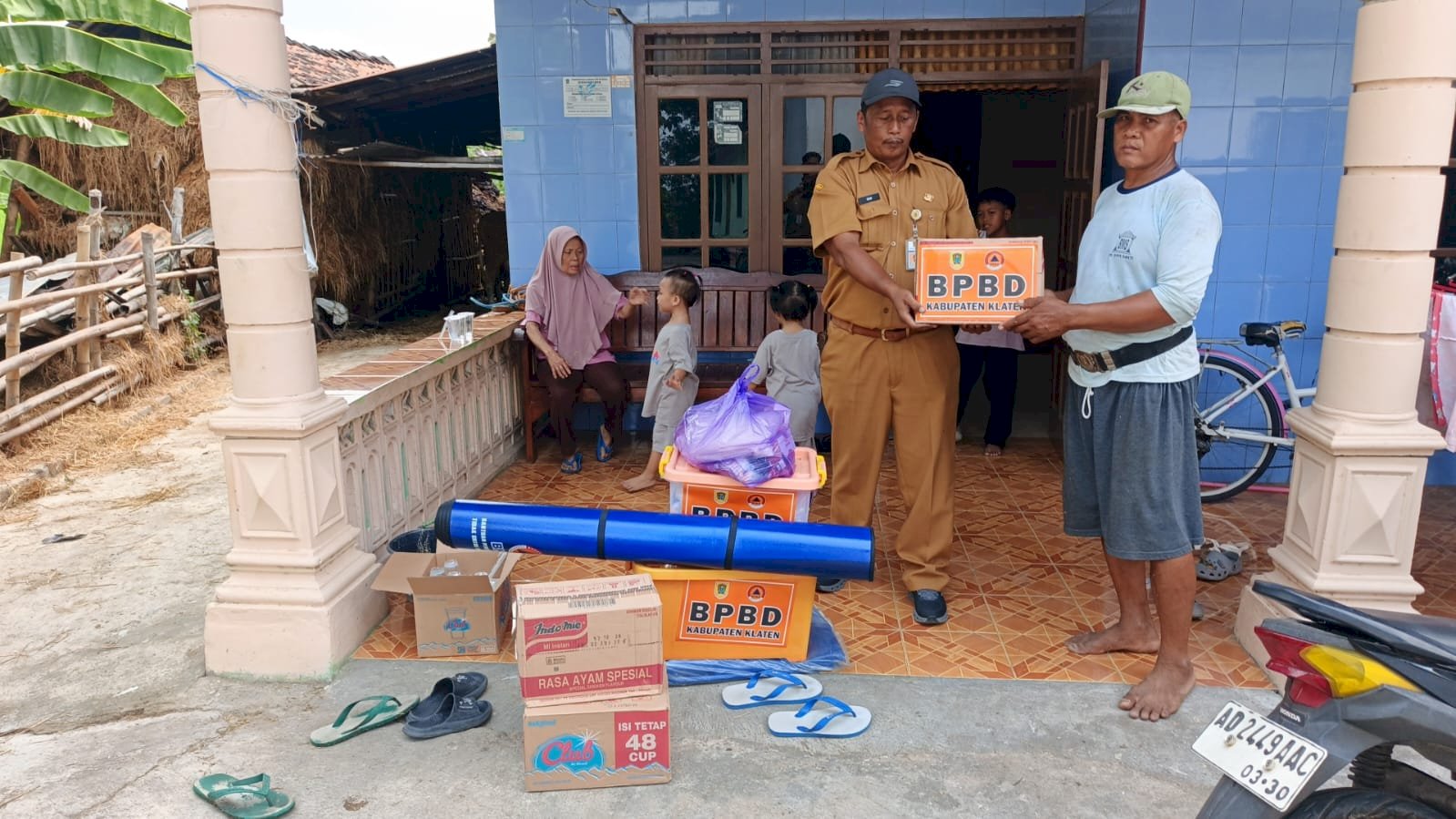 Penyerahan Bantuan Logistik Terdampak Kebakaran Rumah di Desa Baran, Kecamatan Cawas