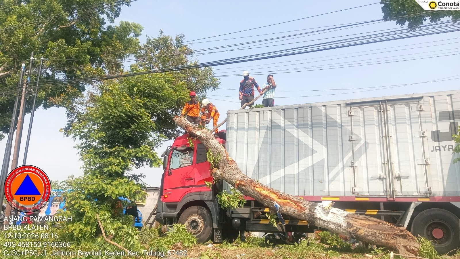 Pohon Tumbang tersangkut Bak Truk di Jl Jatinom - Boyolali, Desa Sorogaten, Kecamatan Tulung