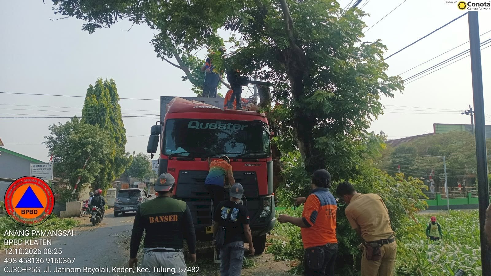 Pohon Tumbang tersangkut Bak Truk di Jl Jatinom - Boyolali, Desa Sorogaten, Kecamatan Tulung
