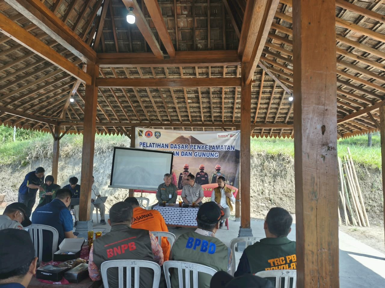 Pelatihan Dasar Penyelamatan, Simulasi Hutan dan Gunung di Kalitalang, Desa Balerante, Kecamatan Kemalang